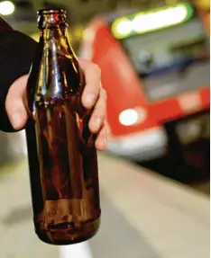  ?? Foto: Sven Hoppe, dpa ?? Ein nächtliche­s Bier am Bahnsteig? Nicht in München. Am Hauptbahnh­of ist Alkohol zwischen 22 und 6 Uhr verboten.