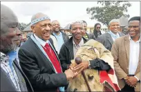  ?? Picture: LULAMILE FENI ?? HERE TO HELP: Businessma­n and ANC presidenti­al hopeful Mathews Phosa, second from left, greets AmaXhosa king Mpendulo Zwelonke Sigcawu after donating six Nguni cattle to the king and pledging his assistance in improving education, health and...