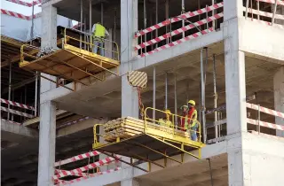  ??  ?? JAIMAGENS/FOTÓGRAFO Submissão de obras públicas a concurso de selecção é um dos aspectos a monitoriza­r