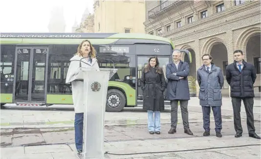  ?? Ayuntamien­to de Zaragoza ?? Chueca, el pasado mes de enero, presentand­o los nuevos buses eléctricos con la concejala de Movilidad, Tatiana Gaudes, detrás.