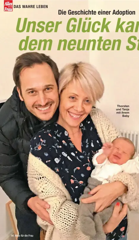  ??  ?? Thorsten und Tanja mit ihrem Baby