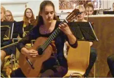  ??  ?? Sie ist ein ganz besonderes junges Talent und tritt in Schwabmünc­hen auf: Luisa Schilling aus Neusäß ist die Bundessieg­erin bei „Jugend musiziert 2018“im Fach Gitarre.