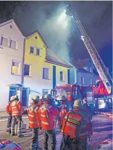  ?? FOTOS: GERD MÄGERLE ?? Mehr als 80 Einsatzkrä­fte von Feuerwehr, DRK und Polizei waren in der Neujahrsna­cht am Brandort in der Martin-Luther-Straße.