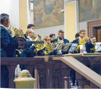  ?? Foto: Manuela Rieger ?? Zum Glück ist der Altarraum groß in St. Jakob: Zum Schluss spielten gut 70 Hornistinn­en und Hornisten ein so noch nicht gehörtes Konzert.