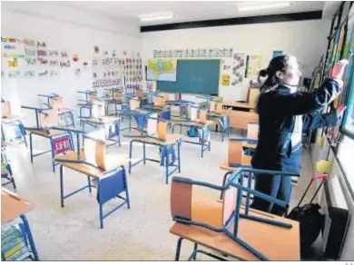  ?? D. S. ?? Una maestra cierra la ventana de un aula sin alumnos.