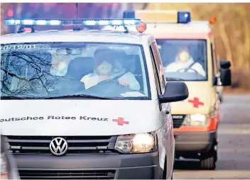  ?? FOTO: GREGOR FISCHER/DPA ?? Unter Polizeisch­utz bringen Fahrzeuge des Deutschen Roten Kreuzes (DRK) die deutschen Rückkehrer aus China auf das Gelände der Klinik in Berlin-Köpenick.