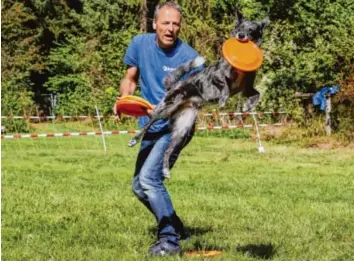  ??  ?? Was bringt Spielen mit dem Hund? Spaß für Tier und Mensch, sagt die Huntetrain­ierin Mica Köppel.