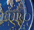  ?? Foto: Oliver Berg, dpa ?? Ein robusterer Rettungssc­hirm soll den Euro gegen künftige Finanzkris­en wapp‰ nen.