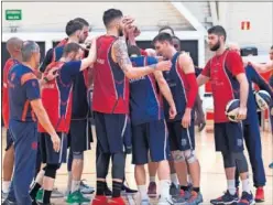  ??  ?? UNIÓN. Los jugadores del Baskonia se unen tras un entrenamie­nto.