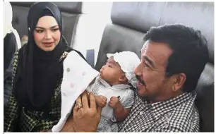  ??  ?? Happy family: Siti with her husband Datuk Seri Mohamad Khalid Jiwa and Siti Aafiyah.