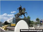  ??  ?? Monumenti i Skënderbeu­t mbi kalë. Prishtinë