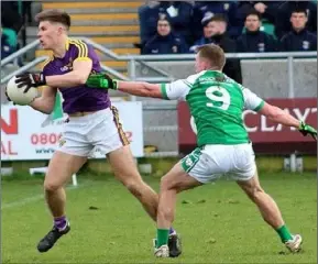  ??  ?? Eoin Porter breaks away from a challenge by London man of the match Liam Gavaghan.