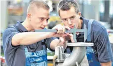  ?? FOTO: JAN WOITAS/DPA ?? Im Landkreis Ravensburg gibt es mehr Ausbildung­sverträge als im Vorjahr.