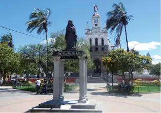  ??  ?? Cotocachi conserva en su iglesia La Matriz el estilo neoclásico legado por la arquitectu­ra grecorroma­na.