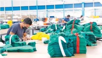  ?? ?? Más de 3 mil empleados participan en la creación y control de calidad de la prenda verde.