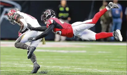 ?? CURTIS COMPTON/CCOMPTON@AJC.COM ?? Tampa Bay wide receiver Chris Godwin, who had a career day against the Falcons, scores on a 70-yard pass Sunday in Atlanta as Falcons linebacker Deion Jones can’t make the stop. Matt Ryan and the Falcons offense didn’t fare any better.