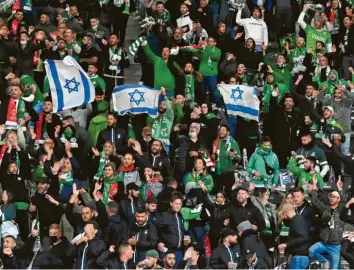  ?? Foto: Matthias Koch, dpa ?? Rund 1000 Fans von Maccabi Haifa waren am Donnerstag ins Berliner Olympiasta­dion gekommen, um ihre Mannschaft anzufeu‰ ern. Die 0:3‰Niederlage geriet ob einiger judenfeind­licher Ausfälle zur Nebensache.