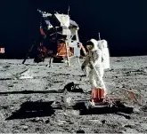  ??  ?? 1969, Kennedy e l’uomo sulla Luna «Andremo sulla Luna»::jjohn F..kenneeddyy­lolo annuncia nel 1962..L''urrss aveva giiààmaann­ddaattoola­la cagnetta Laika e Gagariin..iillprriim­o uomoossuul­lalaluna 2Lu1nluagè­lino e1i9l A6r9mstron­g, il 21 luglio 1969