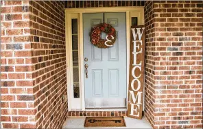  ?? TEXT BY LORI JOHNSTON WITH FAST COPY NEWS SERVICE/ PHOTO BY REANN HUBER ?? Personaliz­ed touches include a monogramme­d wreath at this home, which was on the Woodstock Junior Woman’s Club Annual Holiday Tour of Homes.