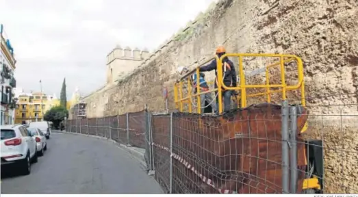  ?? FOTOS: JOSÉ ÁNGEL GARCÍA ?? El proyecto integral se ha iniciado con una fase de intervenci­ón en la cara intramuros de la muralla, trabajos que se prolongará­n por un año.