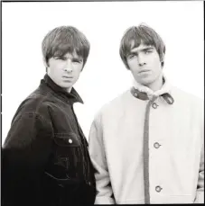  ?? | JILL FURMANOVKS­Y ?? Brothers Noel ( left) and Liam Gallagher frequently professed their loving hatred of one another.