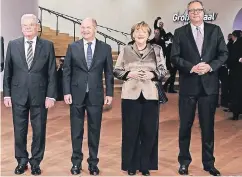  ??  ?? Bundespräs­ident Joachim Gauck, Hamburgs Bürgermeis­ter Olaf Scholz (SPD), Kanzlerin Angela Merkel (CDU), Generalint­endant Christoph Lieben-Seutter (v.l.).