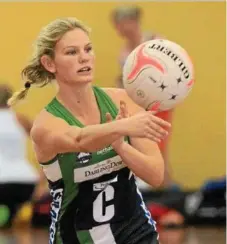  ?? Photo: Contribute­d ?? ON COURT: Kendell Ross fires off a pass for the Darling Downs Panthers. GLEN MCCULLOUGH