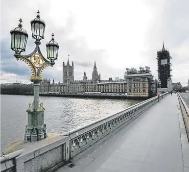  ??  ?? La metrópoli vacía con el Parlamento y el Big Ben en plena restauraci­ón al fondo