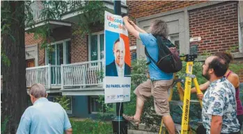  ?? VALÉRIAN MAZATAUD LE DEVOIR ?? La coalition syndicale a procédé à l’installati­on des affiches en question à Montréal également, à la fin du mois de juillet.