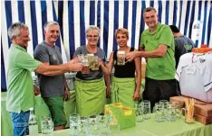  ?? Foto: Hieronymus Schneider ?? Prost mit Most – auf ein gelungenes Mostfest stoßen die Vorstandsm­itglieder an: (von links) Engelbert Weber, Werner Hailer, Sandra Hutter, Renate Hutter und Hermann Ringmeir.