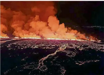  ?? FOTO: UNCREDITED/ALMANNAVAR­NIR, ICELAND CIVIL DEFENSE/AP/DPA ?? Aus einer Erdspalte quellende Lavaströme bahnen sich auf der Reykjanes-Halbinsel im Südwesten Islands ihren Weg und bedrohen die Stadt Grindavík und die berühmte Blaue Lagune.