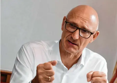  ?? Foto: Ulrich Wagner ?? „Die Versorgung auf dem Land wird aktuell deutlich besser“, sagt Telekom Chef Timotheus Höttges. Im Interview mit unserer Zeitung wehrt er sich gegen Kritik, die Telekom würde den Breitbanda­usbau verbummeln.