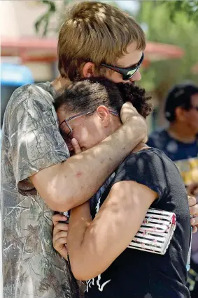  ??  ?? Kendall Long (sinistra) abbraccia Kianna Long:la donna era nel Walmart a El Paso, in Texas