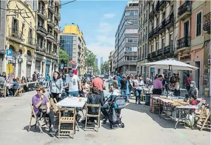  ?? CÉ AR RANGEL ?? Aquests veïns del Poblenou van voler que la seva protesta tingués un to festiu