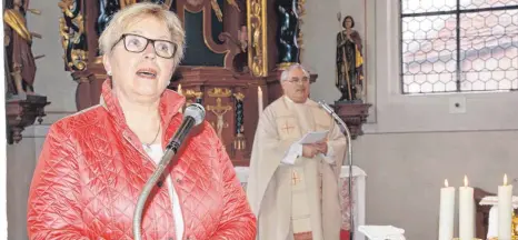  ?? SZ-FOTO: KURT EFINGER ?? Bezirksvor­sitzende Veronika Balzer begrüßte die Teilnehmer­innen des Frauenbund­streffens in der Kirche.