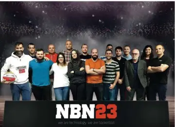  ??  ?? Paul Ronayne (cuar to por la izda., con polo rojo) y Javier Bosch (quinto por la dcha., con polo negro), cofundador­es de NBN23, junto a su equipo.