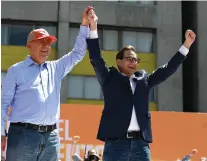  ?? ?? EL COORDINADO­R nacional de MC, Dante Delgado, levanta la mano del candidato Salomón Chertorivs­ki, ayer, en Tlatelolco.