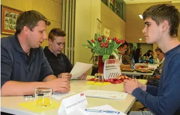  ?? Foto: jmr ?? Der 17 jährige Mathias Rieber (rechts) im Gespräch mit Tobias Deubler und Tobias Bottner (von links). Die beiden Gebäudetec­h niker erzählen dem Zehntkläss­ler von der Ausbildung in ihrem Betrieb.