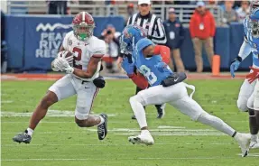  ?? PETRE THOMAS/USA TODAY SPORTS ?? Alabama running back Jase McClellan runs as Mississipp­i defensive back Markevious Brown attempts to make the tackle.
