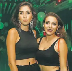  ??  ?? Lorena Muñoz y Natalia Elizares en la “green night” de Buchanan’s.