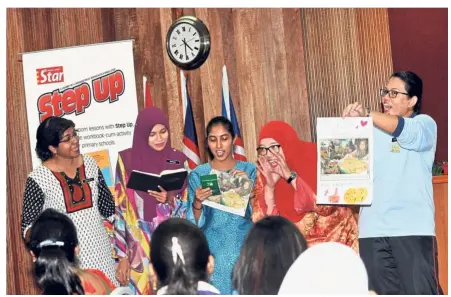  ?? — ABD RAHMAN EMBONG/ The Star ?? English teachers from primary and secondary schools around Kluang taking part in activities conducted during the Star-NiE workshops at the Kluang District Education Office