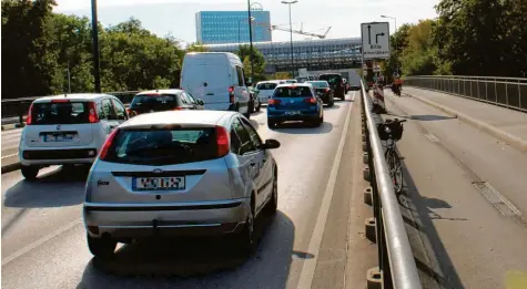  ?? Foto: Tanja Ferrari ?? Die MAN‰Brücke wird stadteinwä­rts jeden Tag für viele Fahrer zu einer Staufalle.