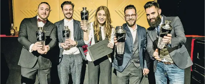  ??  ?? Ganadores de la final española del concurso Bacardí Legacy Global Cocktail Competitio­n. A la derecha, el ganador, Matías Iriarte, con su cóctel El Luchador.