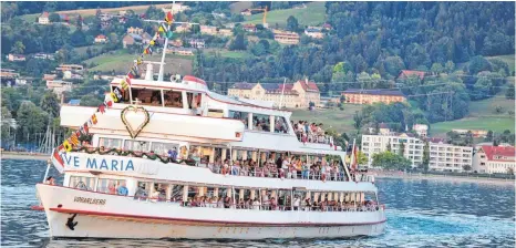  ??  ?? Auf der MS Vorarlberg, die im Lindauer Hafen gestartet ist, begleitet zum letzten Mal der Reutiner Pfarrer Georg Alois Oblinger die Schiffspro­zession.