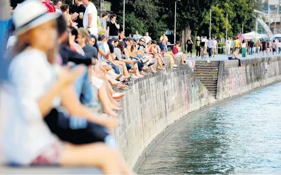  ??  ?? Das Ufer am Wiener Donaukanal ist vor allem im Sommer sehr beliebt. Ein neues Gastrokonz­ept erzürnt etablierte Lokalbetre­iber.