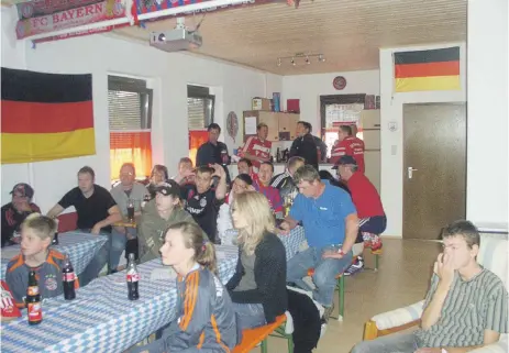  ?? ARCHIVFOTO: EWALD THIEL ?? Die Gammerting­er Bayern-Fans genießen im Oktober 2007 ihr neues Clubheim. Spätestens im August kommenden Jahres müssen sie es wieder räumen, weil die Stadt das Gebäude abreißen und das Gelände bebauen will.