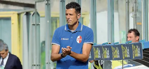  ??  ?? Profession­e di ottimismo Fabio Grosso, allenatore alla sua prima stagione sulla panchina del Bari, cerca oggi il quinto successo in campionato