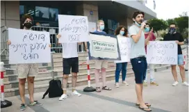  ?? (Tomer Neuberg/Flash90) ?? PEOPLE EXPECTED money in their bank accounts as promised, because it was a cardinal question of feeding the family, paying the bills or laying off employees. Members of the Unemployed Union protest at the government complex in Tel Aviv this week.