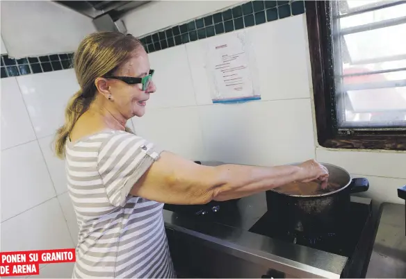  ??  ?? PONEN SU GRANITO
DE ARENA
Yvonne Rodríguez Ortiz, propietari­a del motel Villa Arco Iris, hasta cocina para la gente que se hospeda en las instalacio­nes.