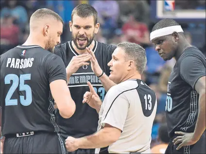  ?? FOTO: AP ?? Marc Gasol, Chandler Parsons y Zach Randolph, hablando con un árbitro en un partido de la NBA de la pasada temporada